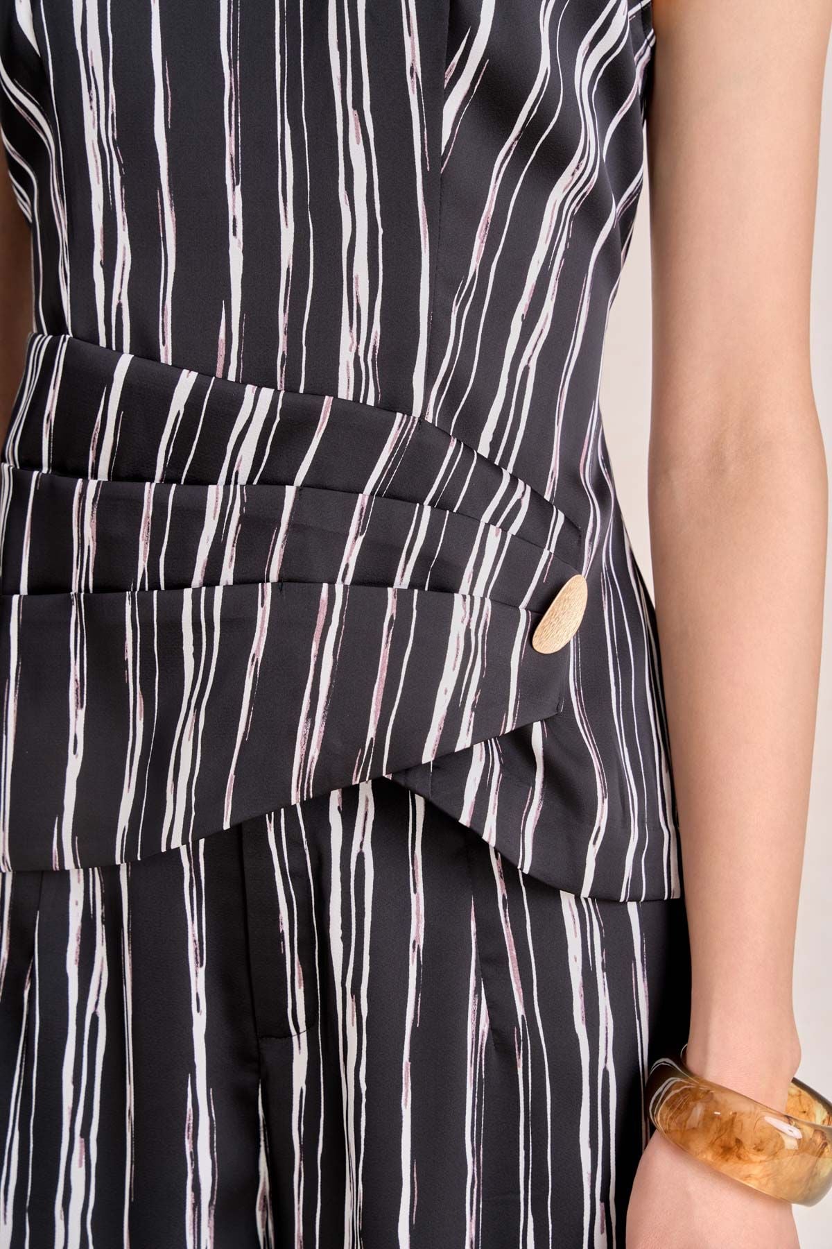 BAK13665 - Áo kiểu công sở vải lụa tằm dáng peplum cổ tròn không tay thân áo phối vạt lệch tạo kiểu khoá thân sau - PANTIO