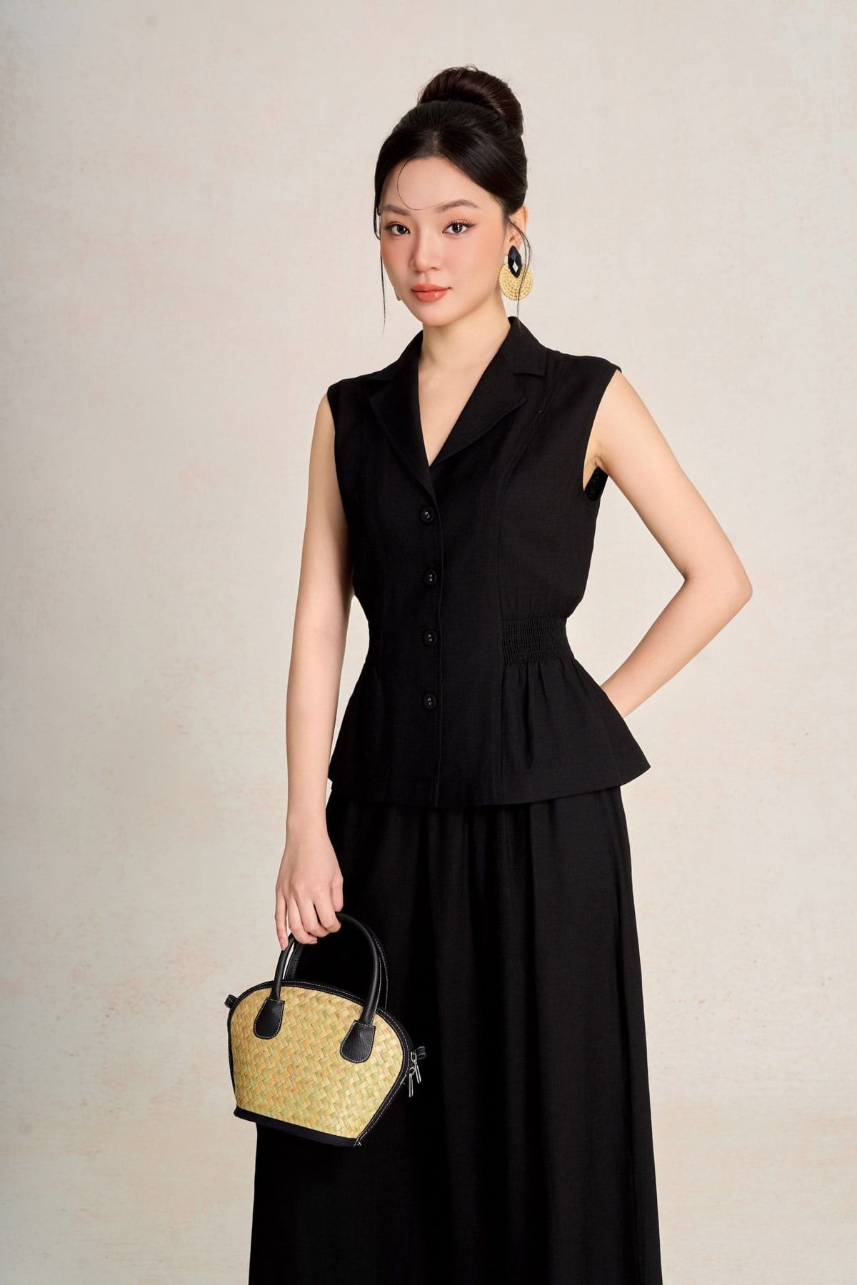BAK13699 - Áo kiểu công sở vải thô đũi dáng ôm cổ xẻ V thân áo đính khuy bọc eo phối chun ôm tạo kiểu - PANTIO