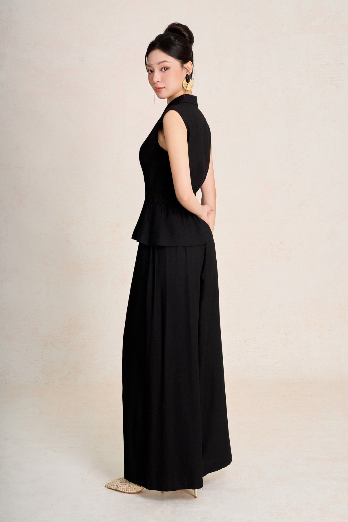 BAK13699 - Áo kiểu công sở vải thô đũi dáng ôm cổ xẻ V thân áo đính khuy bọc eo phối chun ôm tạo kiểu - PANTIO