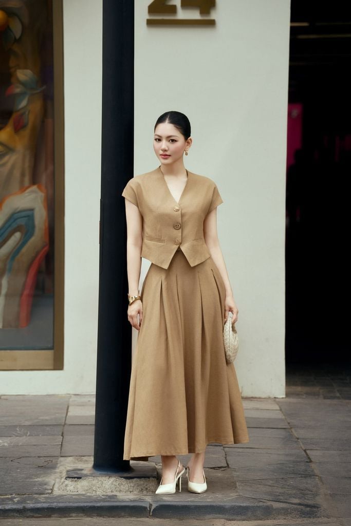 BAK13700 - Áo sơ mi kiểu công sở vải thô đũi dáng ngắn cổ xẻ V tay cộc thân áo phối khuy thời trang - PANTIO