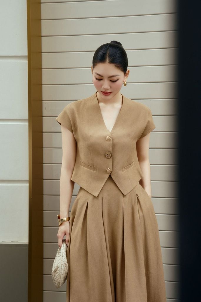 BAK13700 - Áo sơ mi kiểu công sở vải thô đũi dáng ngắn cổ xẻ V tay cộc thân áo phối khuy thời trang - PANTIO