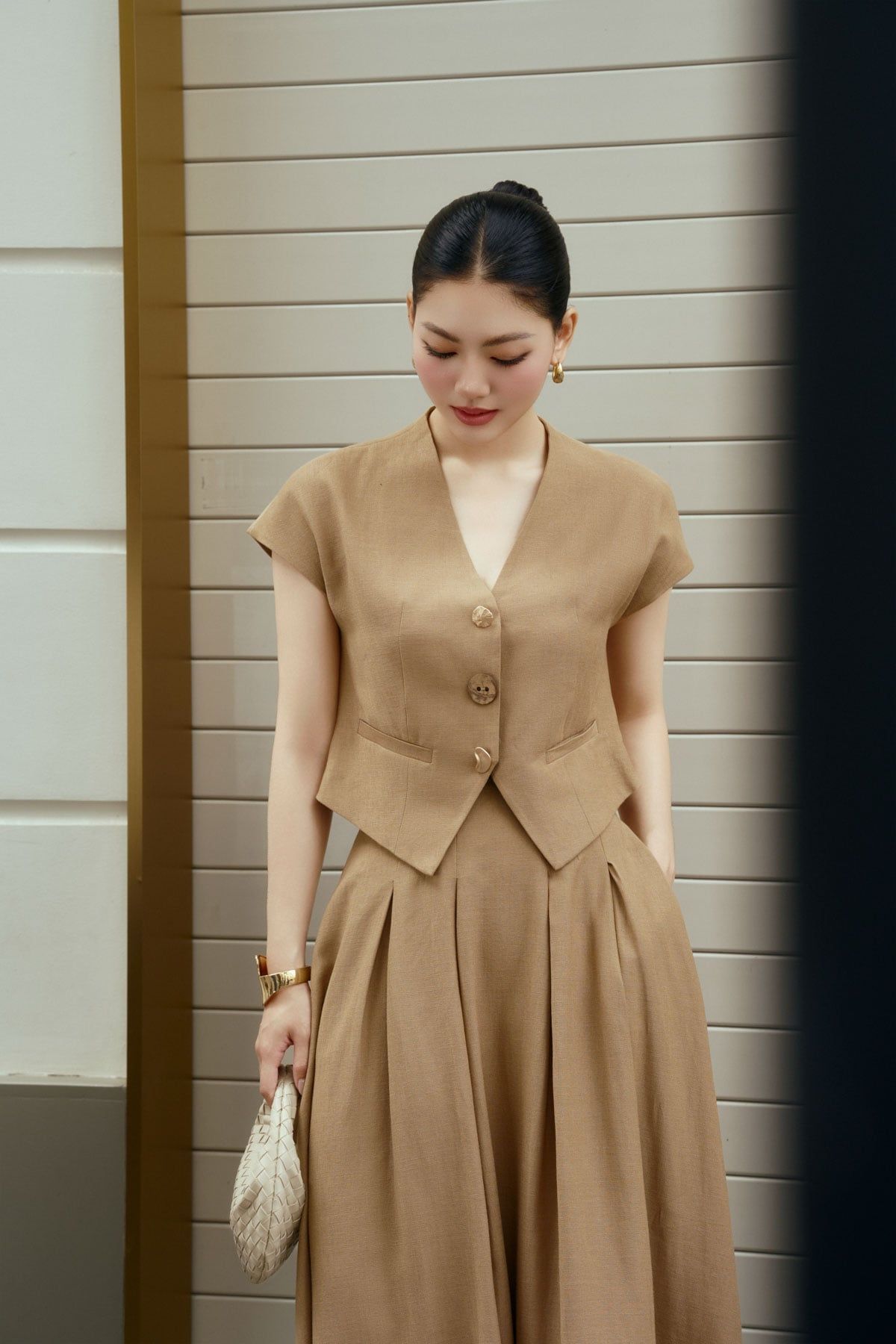 BAK13700 - Áo sơ mi kiểu công sở vải thô đũi dáng ngắn cổ xẻ V tay cộc thân áo phối khuy thời trang - PANTIO