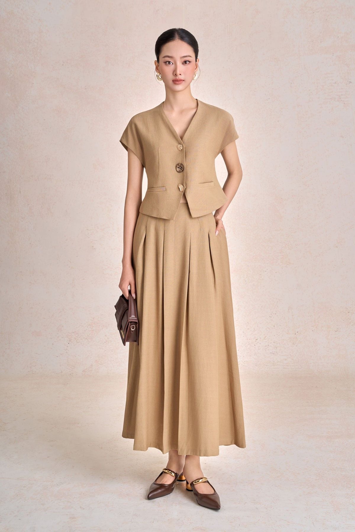 BAK13700 - Áo sơ mi kiểu công sở vải thô đũi dáng ngắn cổ xẻ V tay cộc thân áo phối khuy thời trang - PANTIO