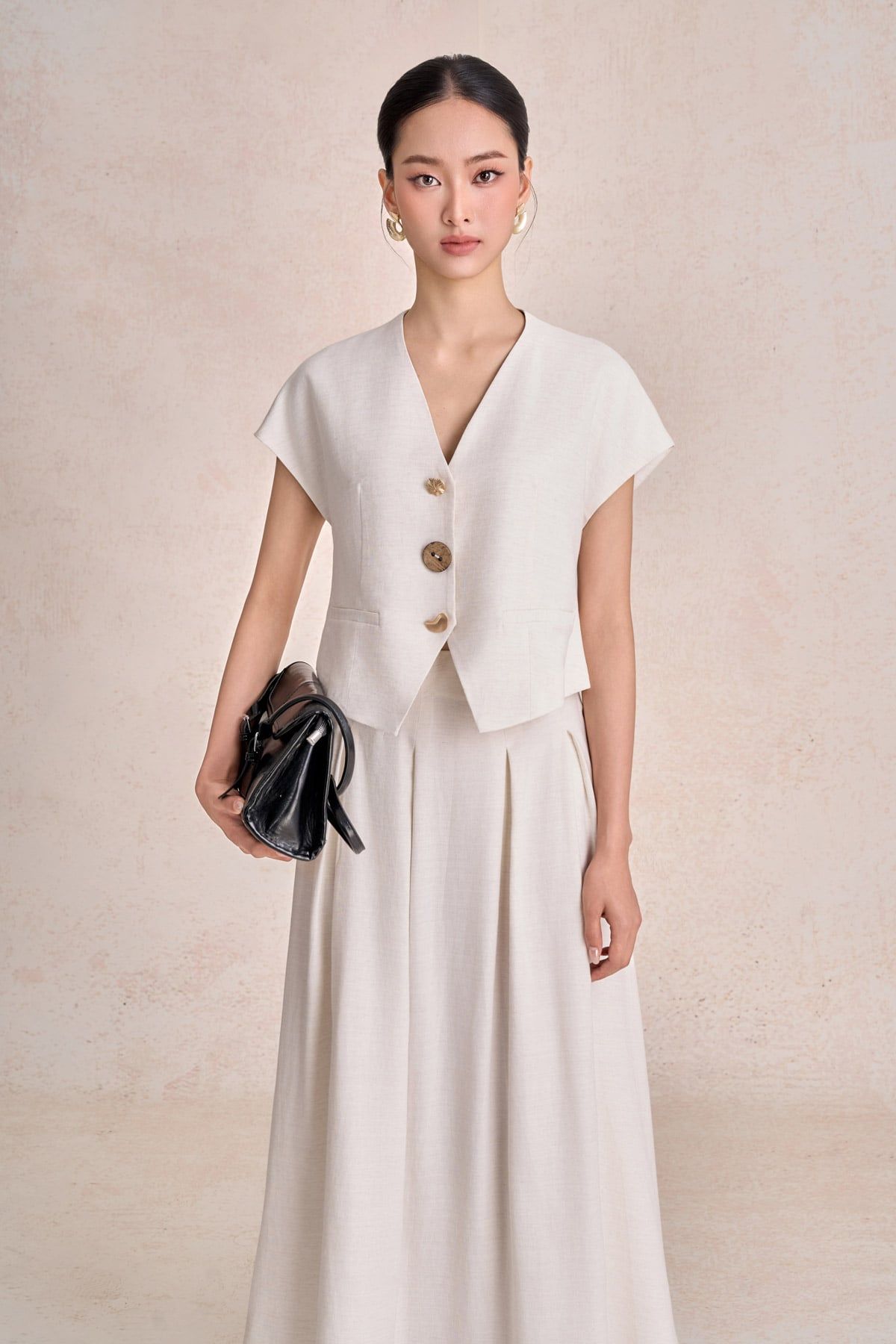 BAK13700 - Áo sơ mi kiểu công sở vải thô đũi dáng ngắn cổ xẻ V tay cộc thân áo phối khuy thời trang - PANTIO