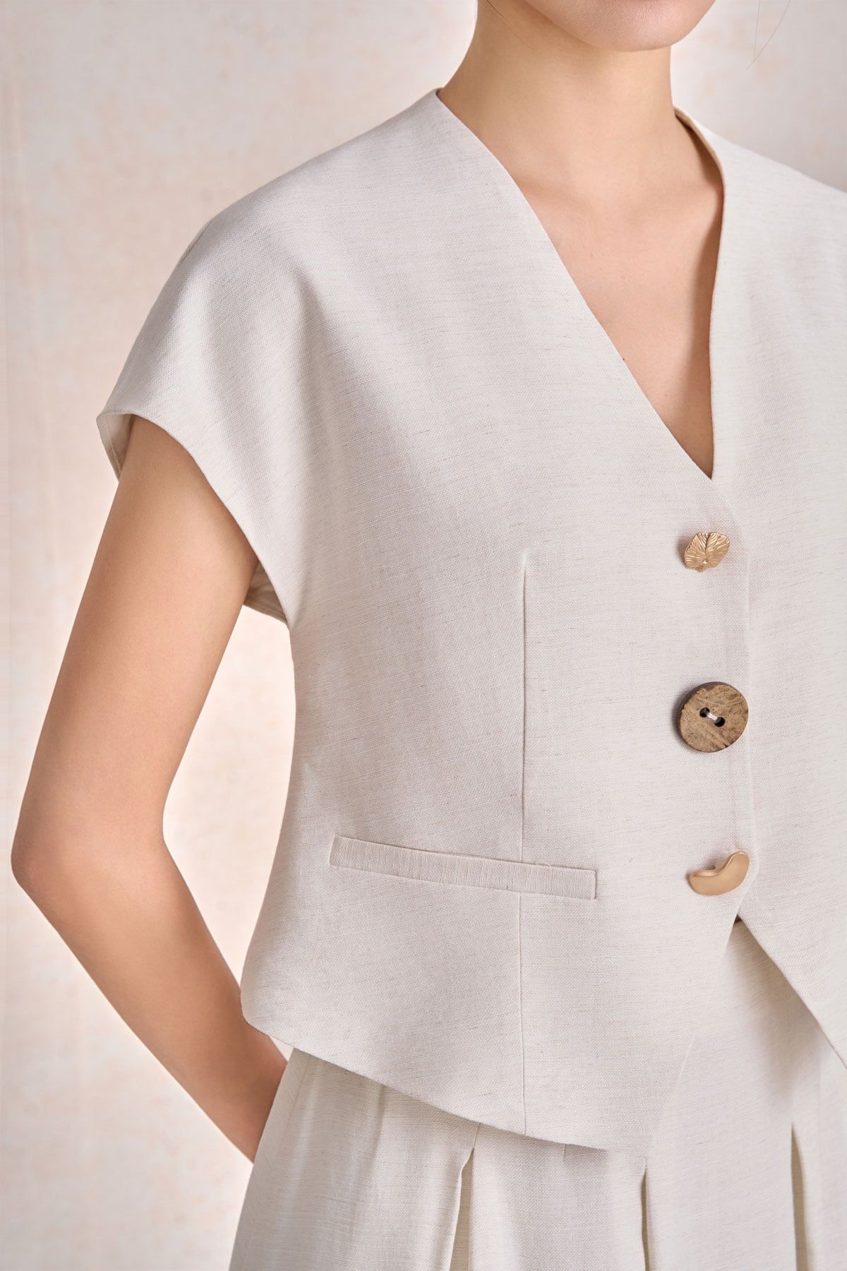 BAK13700 - Áo sơ mi kiểu công sở vải thô đũi dáng ngắn cổ xẻ V tay cộc thân áo phối khuy thời trang - PANTIO