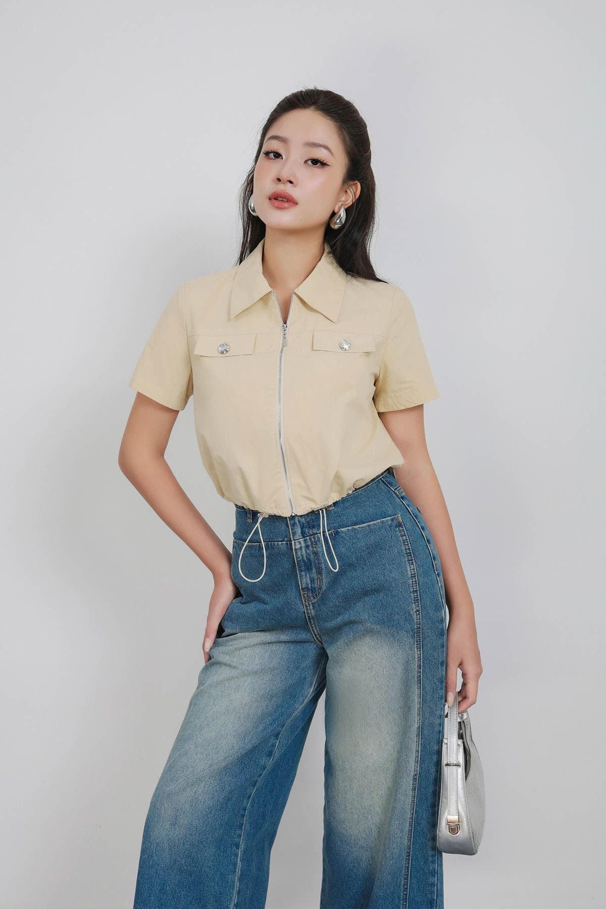 BAK33445 - Áo kiểu công sở vải thô kate dáng croptop cổ đức liền khoá kim loại thời trang gấu áo phối dây rút tạo kiểu - PANTIO
