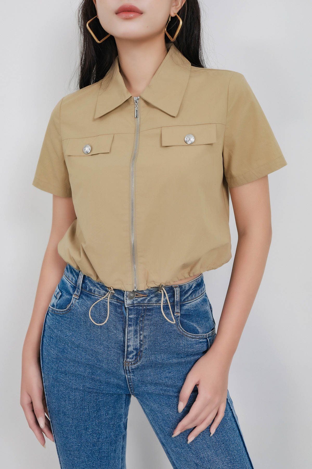 BAK33445 - Áo kiểu công sở vải thô kate dáng croptop cổ đức liền khoá kim loại thời trang gấu áo phối dây rút tạo kiểu - PANTIO