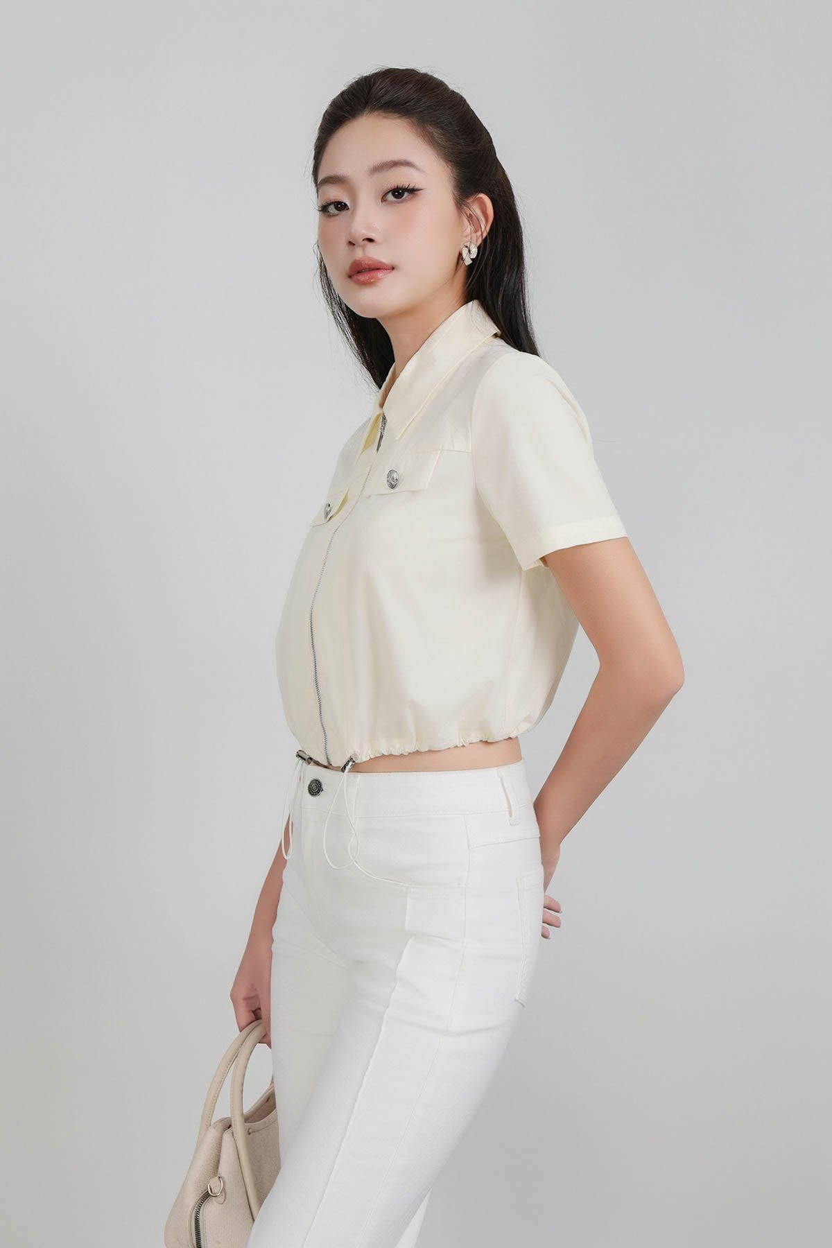 BAK33445 - Áo kiểu công sở vải thô kate dáng croptop cổ đức liền khoá kim loại thời trang gấu áo phối dây rút tạo kiểu - PANTIO