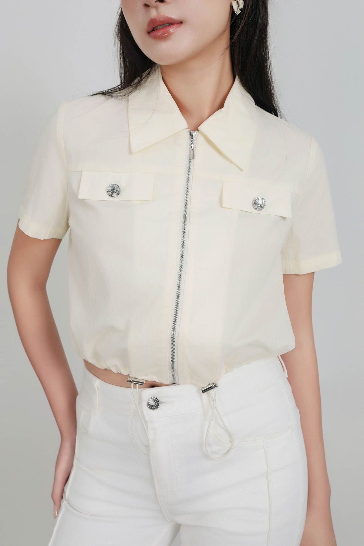 BAK33445 - Áo kiểu công sở vải thô kate dáng croptop cổ đức liền khoá kim loại thời trang gấu áo phối dây rút tạo kiểu - PANTIO