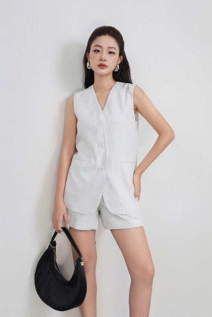 BAK33451 - Áo gile kiểu công sở vải thô kẻ dáng suông cổ xẻ V thân áo đính khuy bọc tạo kiểu - PANTIO