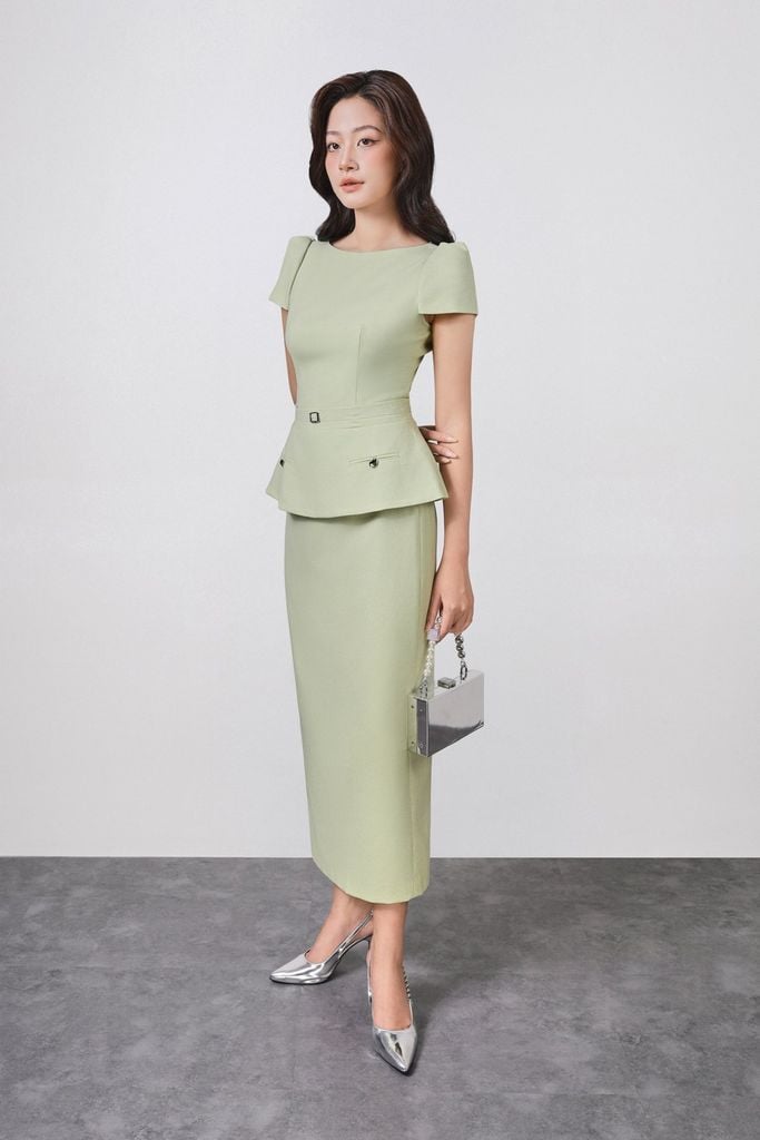 BAK33469 - Áo kiểu công sở vải tuytsi dáng peplum cổ thuyền tay cộc eo phối kim loại thời trang khoá thân sau - PANTIO