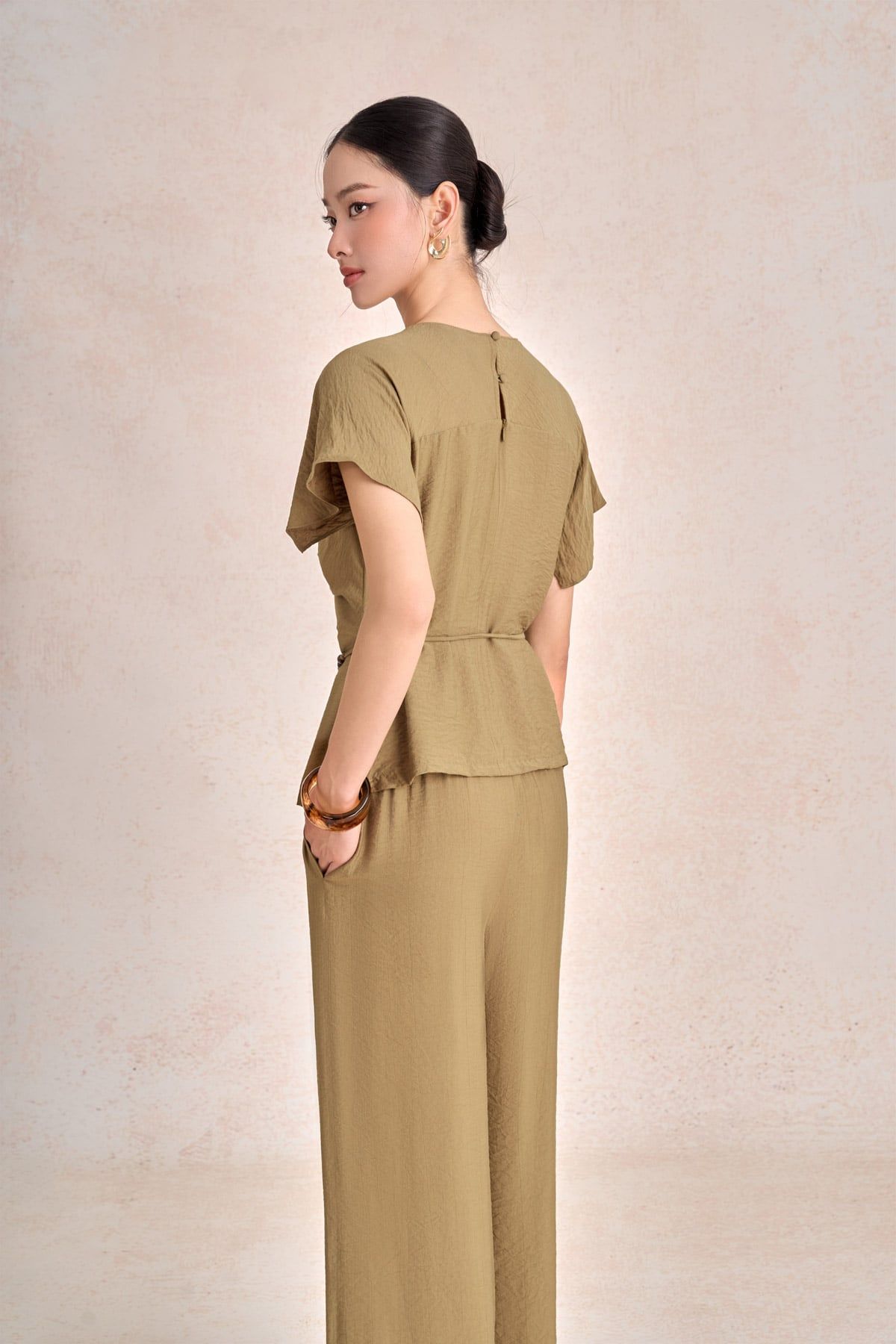 BAK33489 - Áo kiểu dạo phố vải thô mỏng dáng suông cổ tròn tay cộc thân áo phối ly tạo kiểu eo có dây đai thời trang - PANTIO