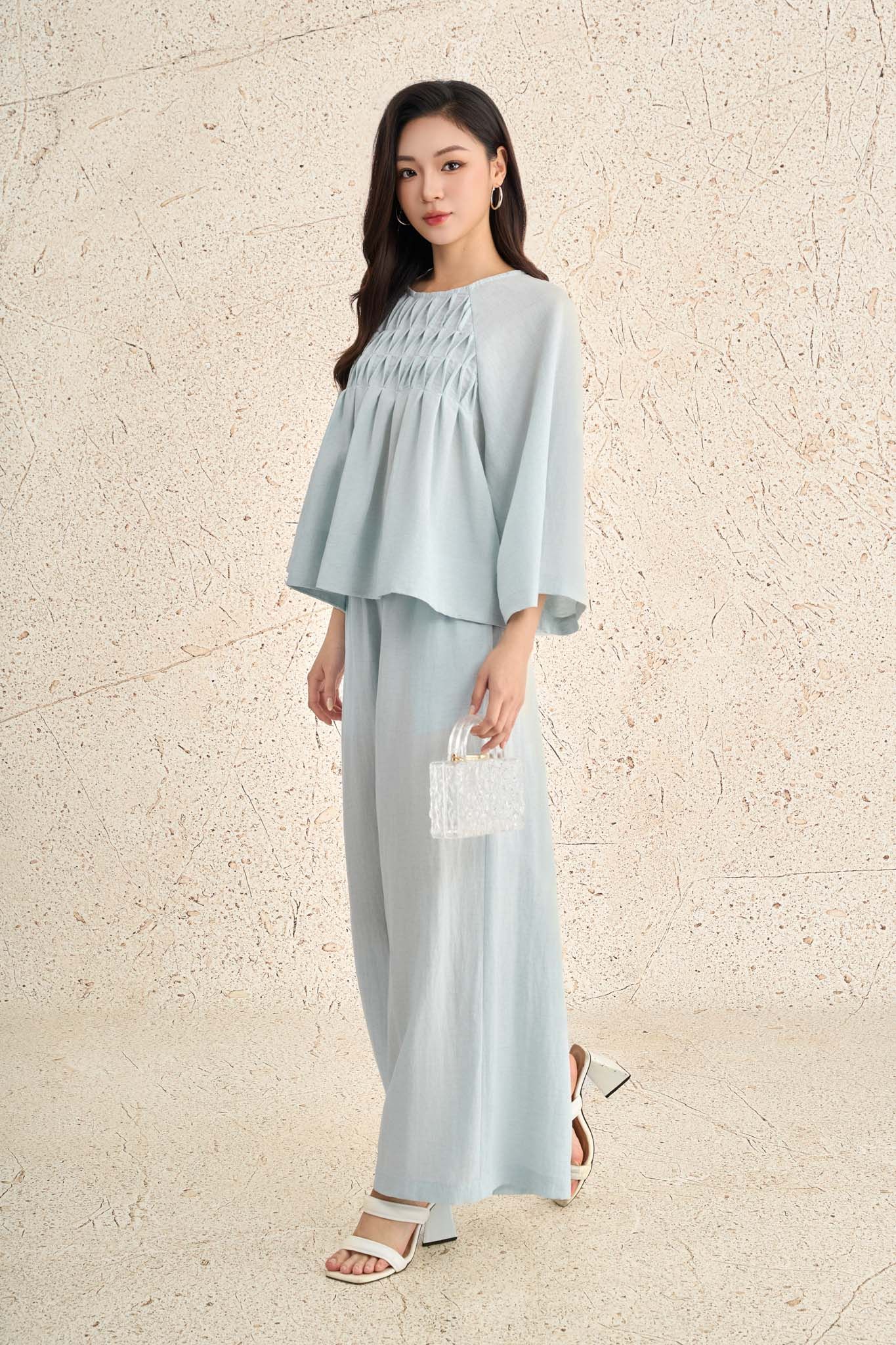 BAK33506 - Áo kiểu dạo phố vải thô mỏng dáng suông cổ tròn tay cánh dơi thân áo đính hoạ tiết thời trang - PANTIO