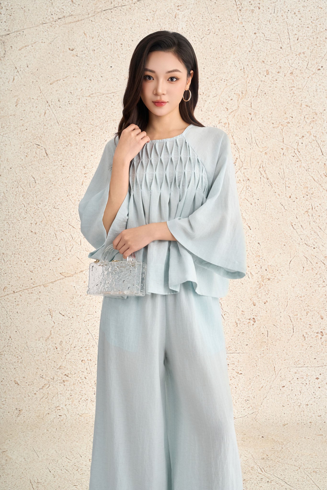 BAK33506 - Áo kiểu dạo phố vải thô mỏng dáng suông cổ tròn tay cánh dơi thân áo đính hoạ tiết thời trang - PANTIO