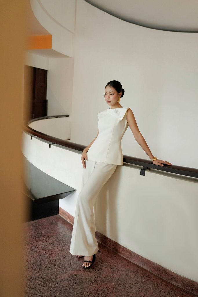 BAK33769 - Áo kiểu công sở vải tuytsi dáng peplum cổ thuyền phối hoa cài tạo kiểu khoá thân sau - PANTIO