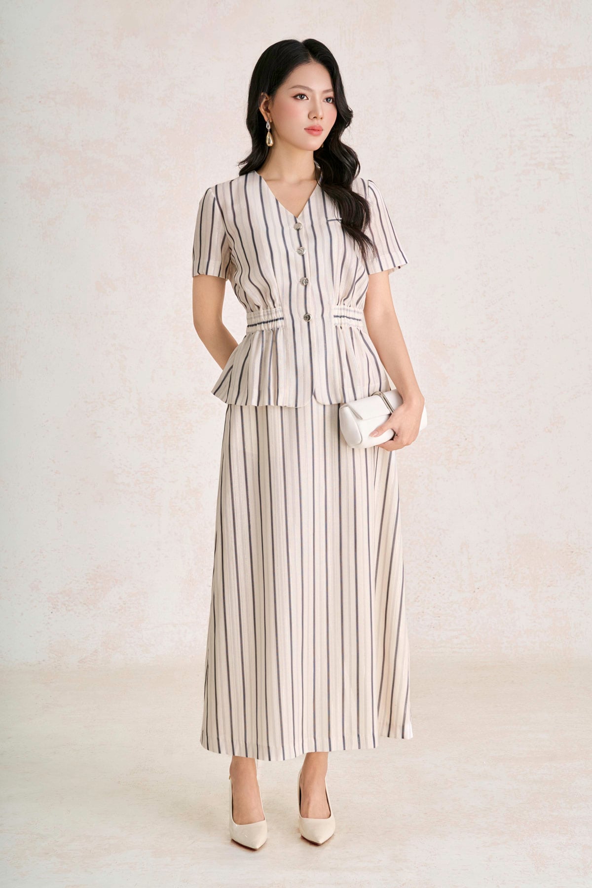 BAK33776 - Áo sơ mi kiểu công sở vải linen dáng peplum cổ xẻ V tay cộc thân áo đính khuy đá tạo kiểu - PANTIO