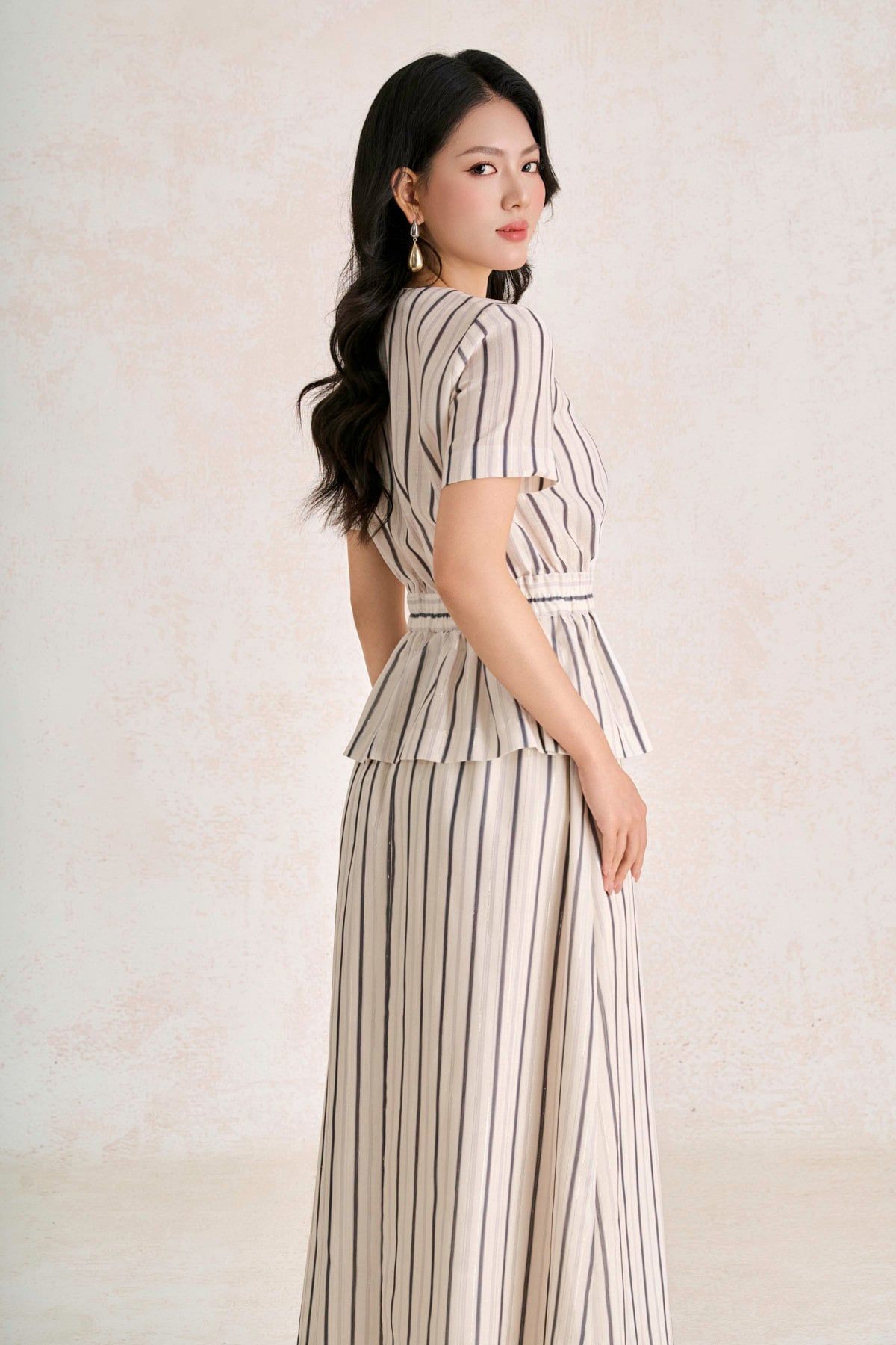 BAK33776 - Áo sơ mi kiểu công sở vải linen dáng peplum cổ xẻ V tay cộc thân áo đính khuy đá tạo kiểu - PANTIO