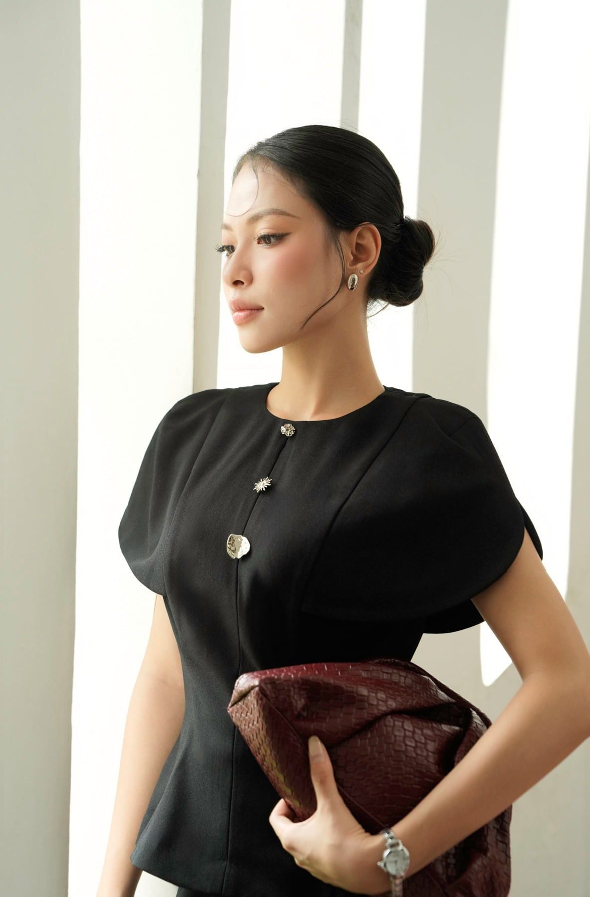 BAK33796 - Áo kiểu công sở vải thô dáng peplum cổ tròn vai áo cách điệu thân áo đính khuy đá kim loại thời trang khoá thân sau - PANTIO