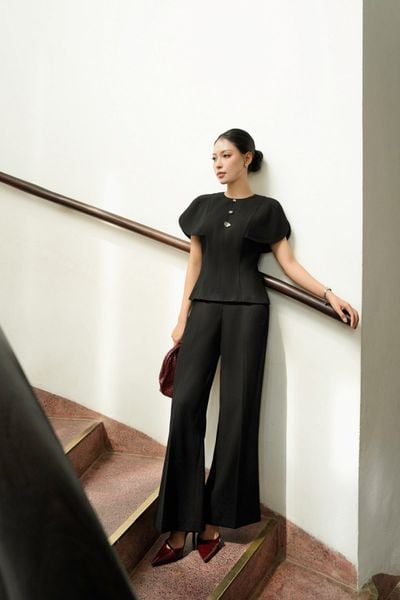 BAK33796 - Áo kiểu công sở vải thô dáng peplum cổ tròn vai áo cách điệu thân áo đính khuy đá kim loại thời trang khoá thân sau - PANTIO