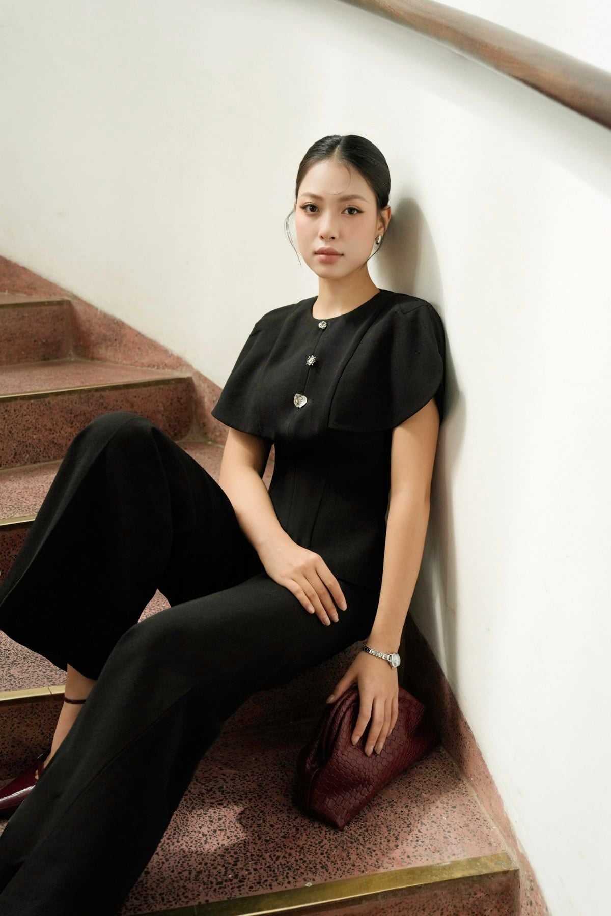 BAK33796 - Áo kiểu công sở vải thô dáng peplum cổ tròn vai áo cách điệu thân áo đính khuy đá kim loại thời trang khoá thân sau - PANTIO