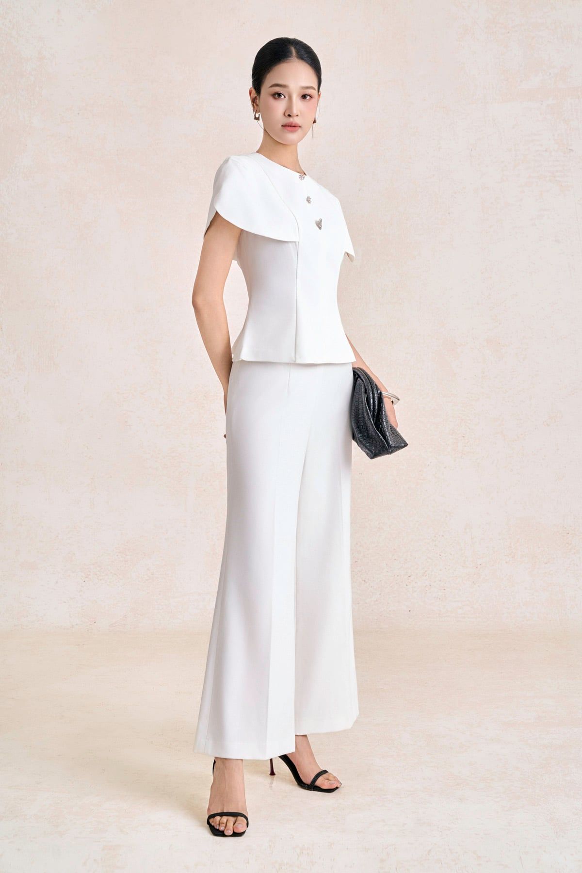 BAK33796 - Áo kiểu công sở vải thô dáng peplum cổ tròn vai áo cách điệu thân áo đính khuy đá kim loại thời trang khoá thân sau - PANTIO