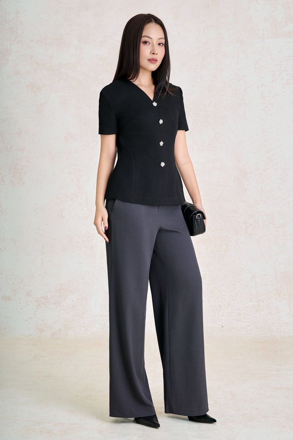 BAK33798 - Áo kiểu công sở vải thô dáng peplum cổ xẻ V tay cộc thân áo phối khuy kim loại thời trang khoá thân sau - PANTIO