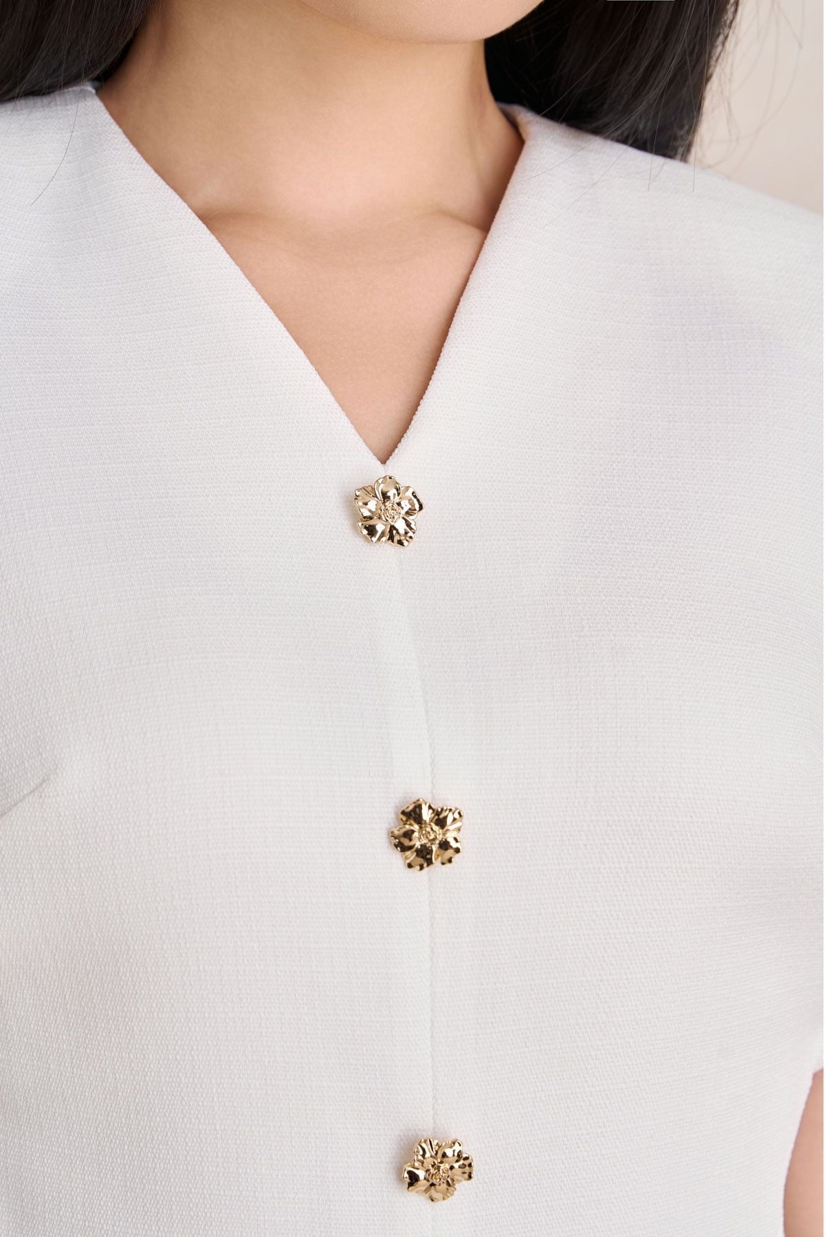 BAK33798 - Áo kiểu công sở vải thô dáng peplum cổ xẻ V tay cộc thân áo phối khuy kim loại thời trang khoá thân sau - PANTIO