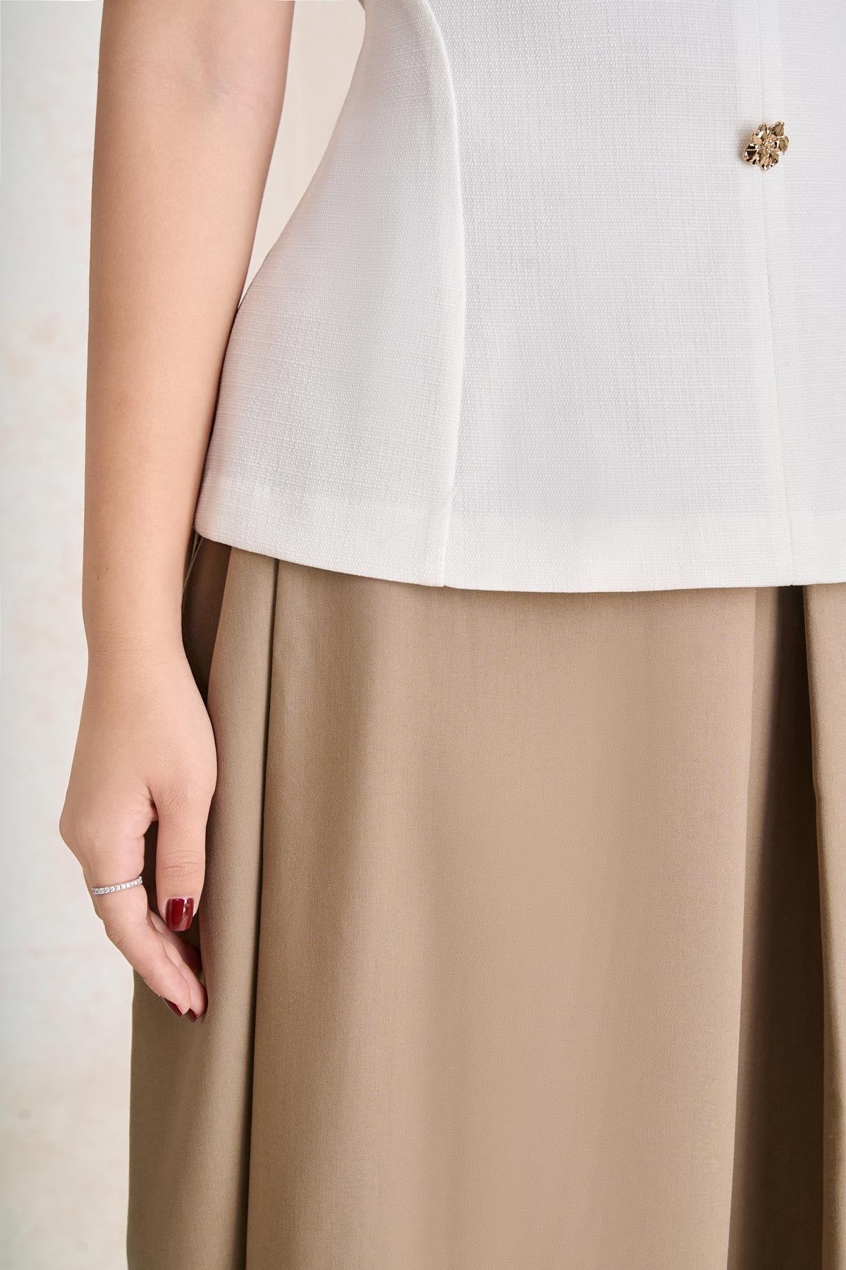 BAK33798 - Áo kiểu công sở vải thô dáng peplum cổ xẻ V tay cộc thân áo phối khuy kim loại thời trang khoá thân sau - PANTIO