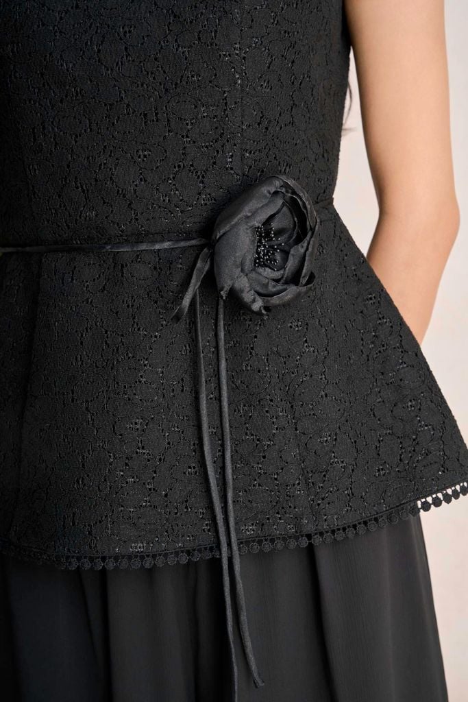 BAK33800 - Áo kiểu dạo phố vải ren lưới dáng peplum cổ tròn tay chờm thân áo phối dây hoa tạo kiểu khoá thân sau - PANTIO