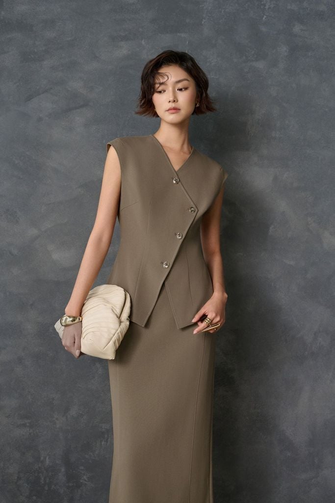 BAK33822 - Áo kiểu công sở vải thô dáng suông cổ tròn chờm thân áo phối vạt lệch đính khuy kim loại - PANTIO
