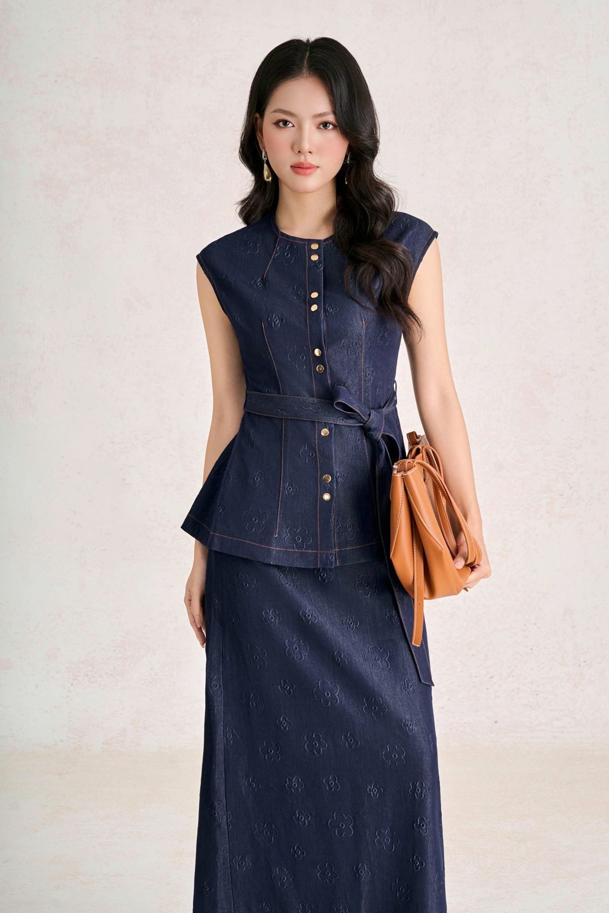 BAK33921 - Áo kiểu công sở vải denim dáng suông cổ tròn tay chờm eo phối dây đai tạo kiểu - PANTIO