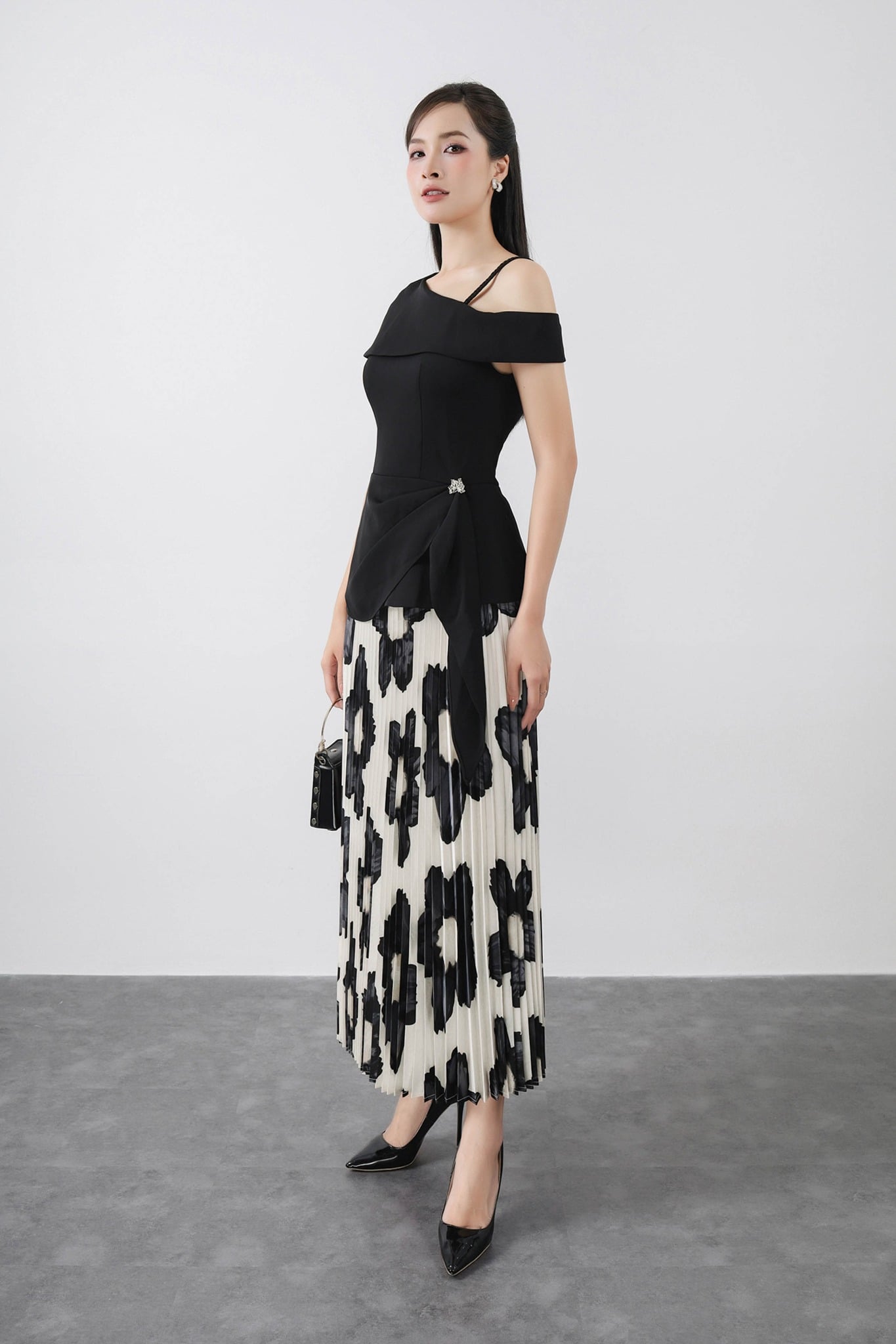 BAK73182 - Áo kiểu công sở vải tuytsi hai lớp lót habutai cổ lệch trễ vai eo đính vạt bất đối xứng phối đá kim loại trang trí - PANTIO