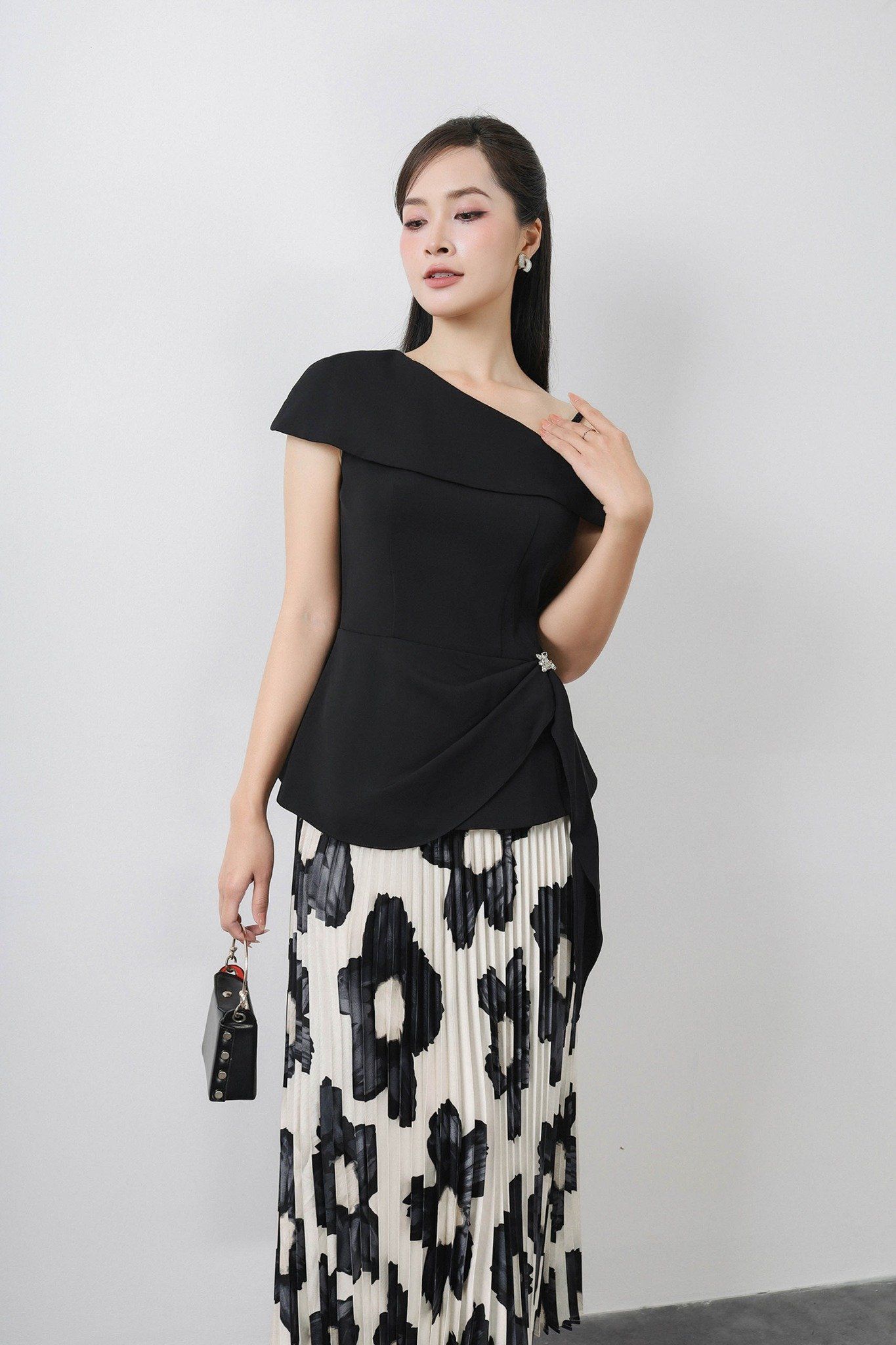 BAK73182 - Áo kiểu công sở vải tuyp xy hai lớp lót habutai cổ lệch trễ vai eo đính vạt bất đối xứng phối đá kim loại trang trí - PANTIO