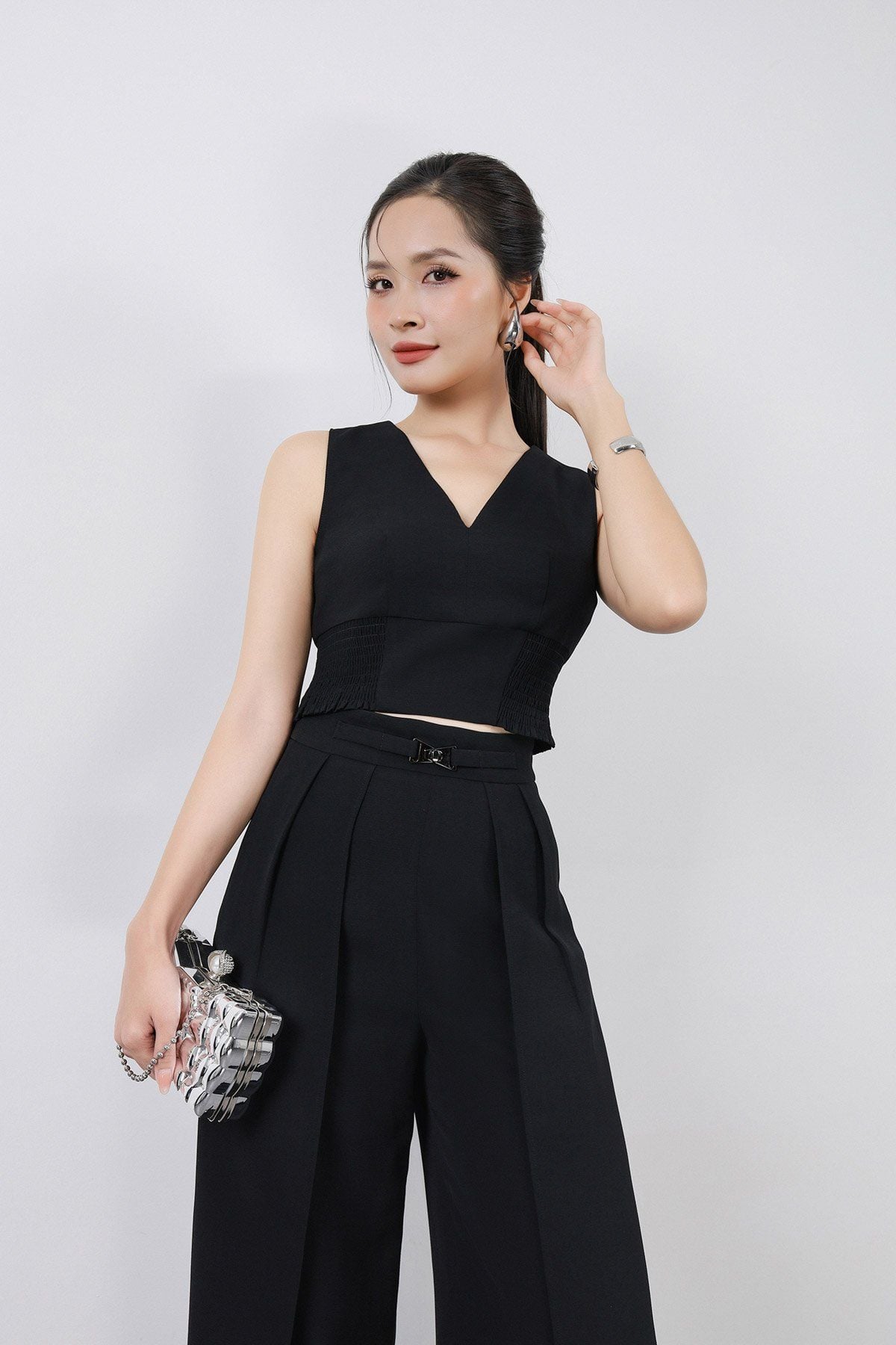 BAK73183 - Áo kiểu công sở vải phi cát dáng croptop cổ xẻ V không tay thân áo phối chun ôm tạo kiểu - PANTIO