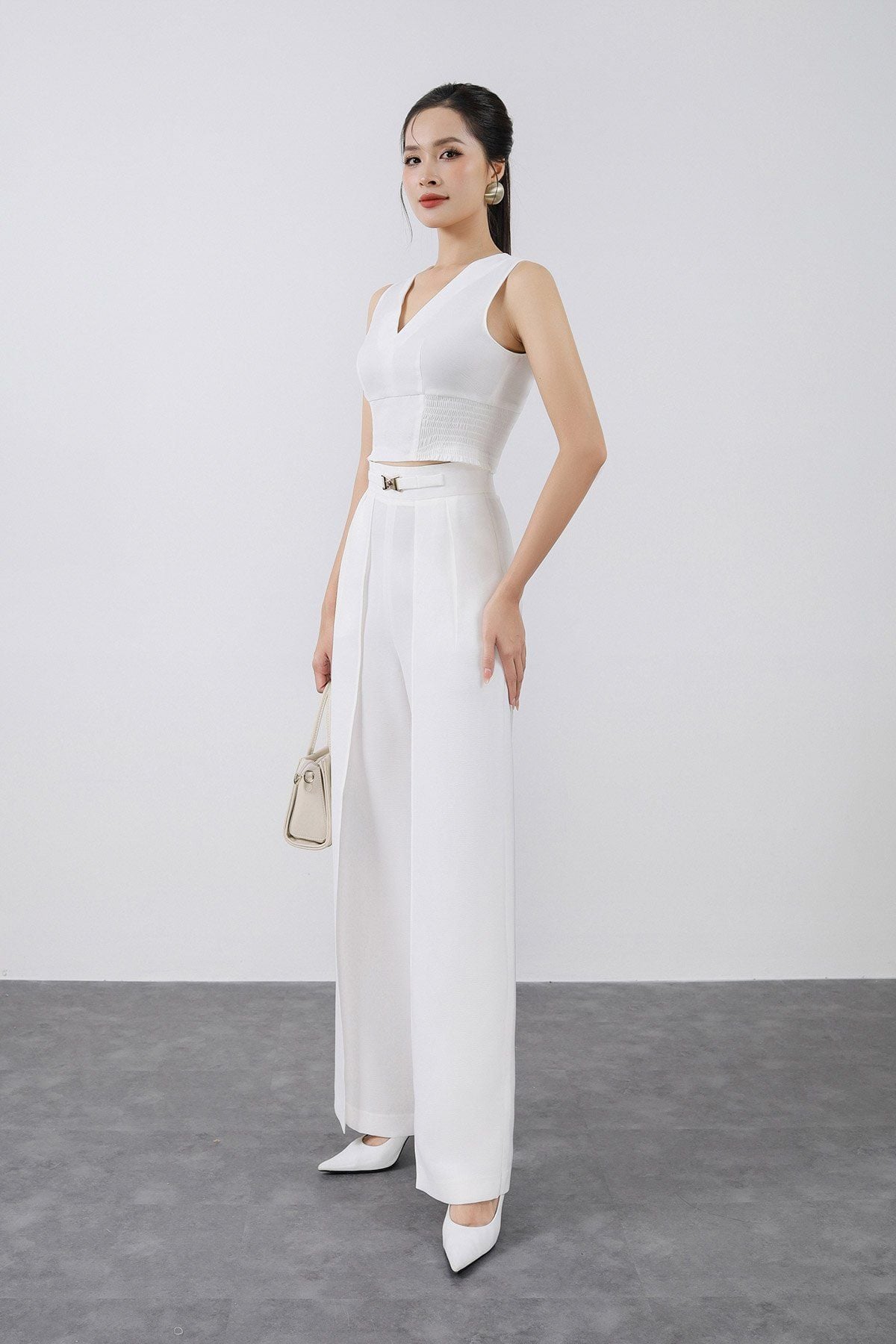 BAK73183 - Áo kiểu công sở vải phi cát dáng croptop cổ xẻ V không tay thân áo phối chun ôm tạo kiểu - PANTIO