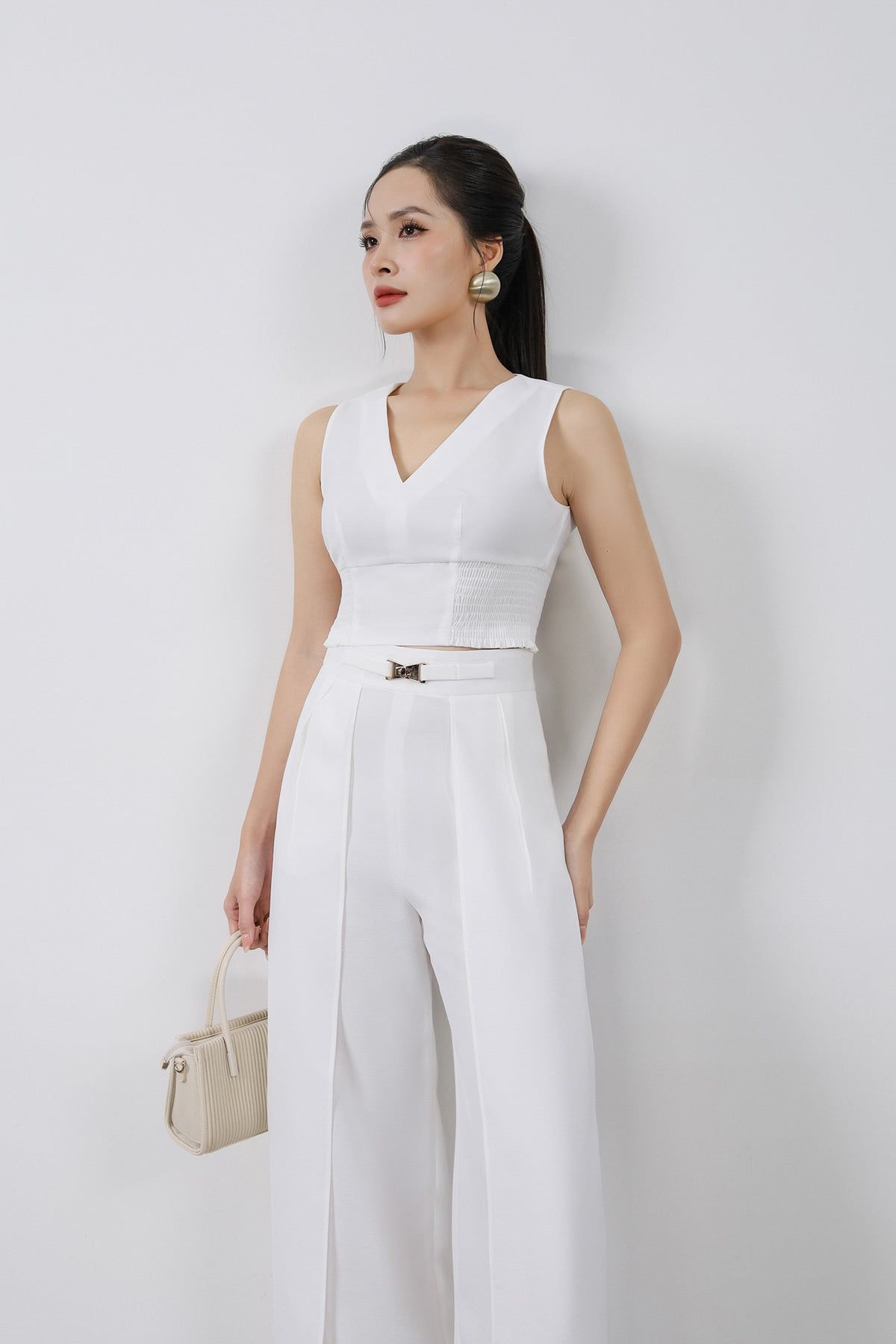 BAK73183 - Áo kiểu công sở vải phi cát dáng croptop cổ xẻ V không tay thân áo phối chun ôm tạo kiểu - PANTIO