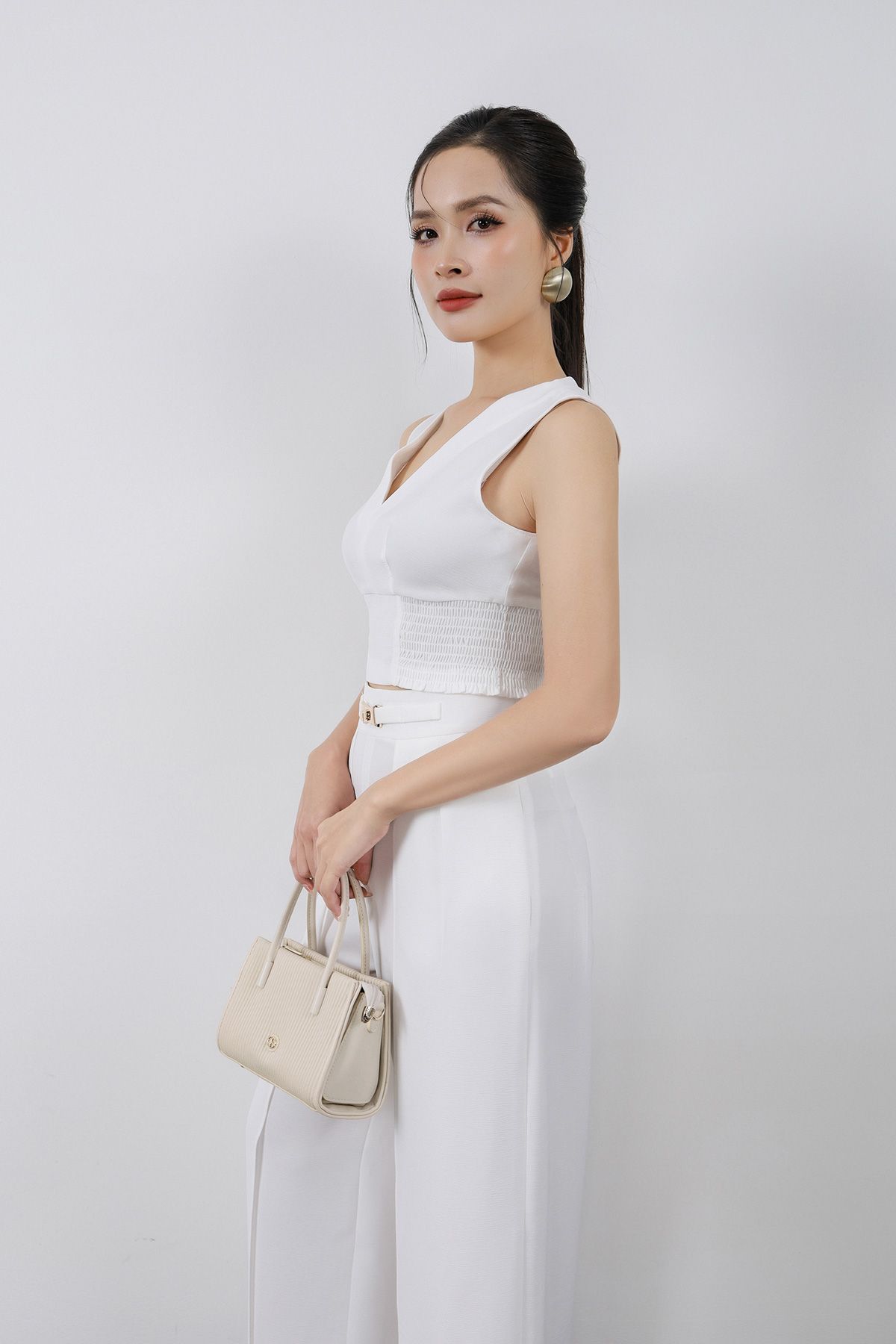 BAK73183 - Áo kiểu công sở vải phi cát dáng croptop cổ xẻ V không tay thân áo phối chun ôm tạo kiểu - PANTIO