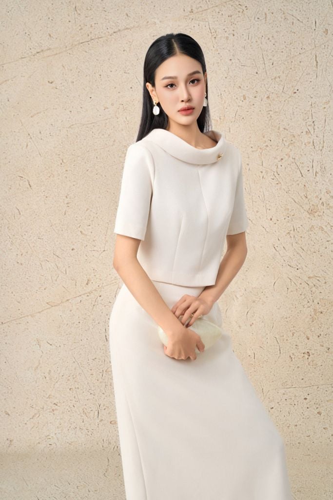 BAK73552 - Áo kiểu công sở vải thô dáng lửng cổ phối vạt cách điệu đính đá thời trang khoá thân sau - PANTIO