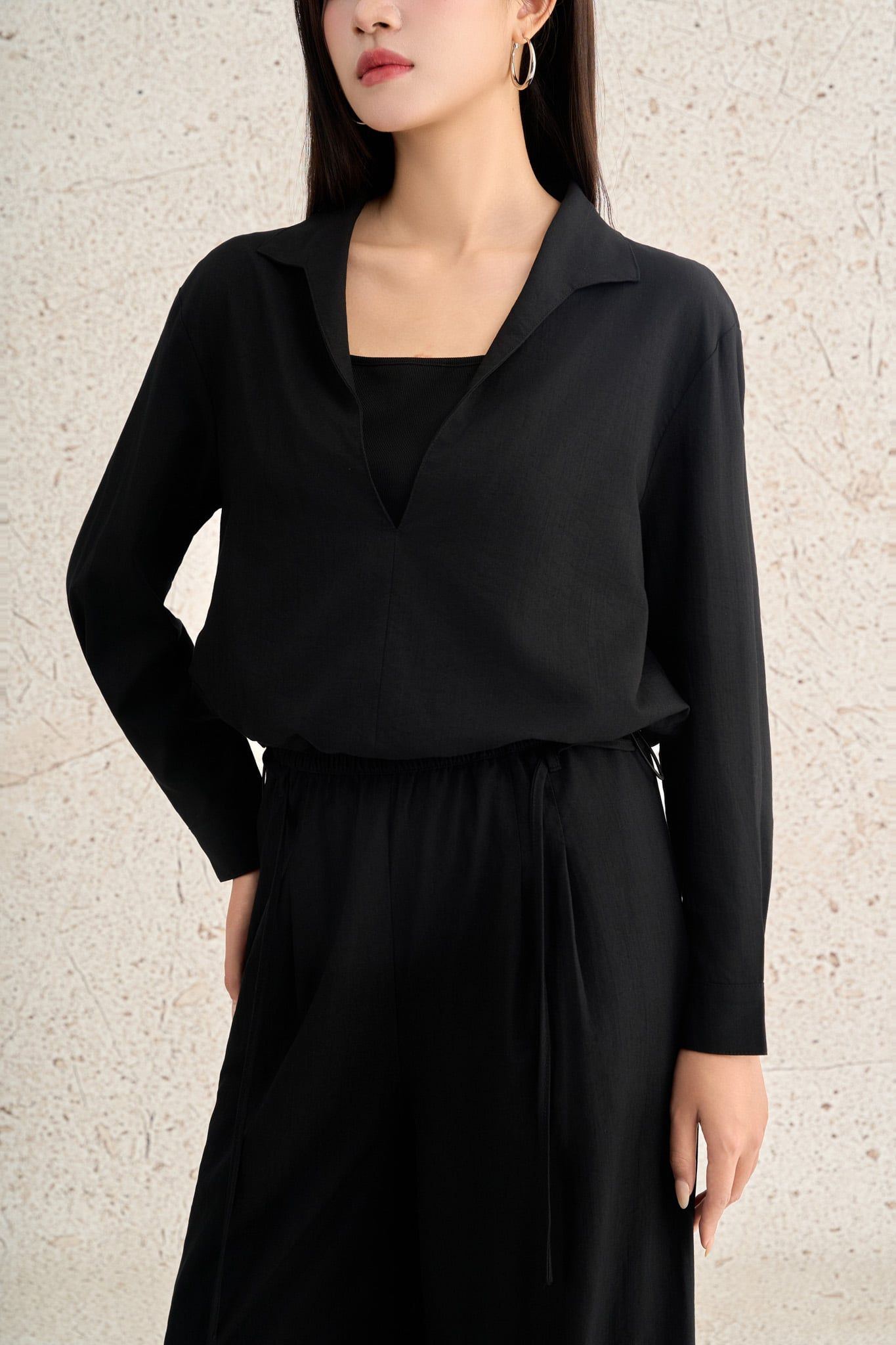 BAK73632 - Áo sơ mi kiểu dạo phố vải thô mỏng dáng suông cổ xẻ V kèm áo dây may liền tạo kiểu - PANTIO