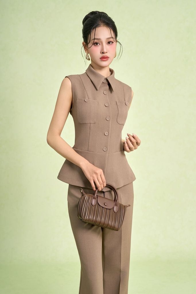 BAK93251 - Áo kiểu công sở vải thô dày dáng ôm cổ đức không tay ngực áo có túi đính khuy bọc tạo kiểu - PANTIO