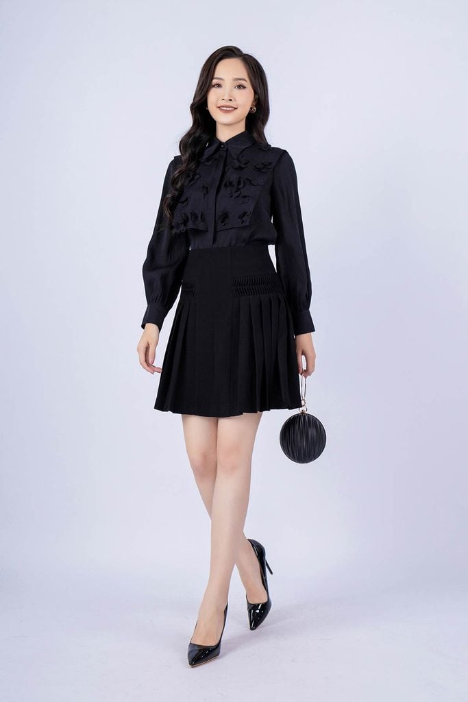 BAS12997 - Áo kiểu công sở vải tơ dáng suông có lót vải habutai cài cúc thân phối vạt đính hoa 3D trang trí - PANTIO