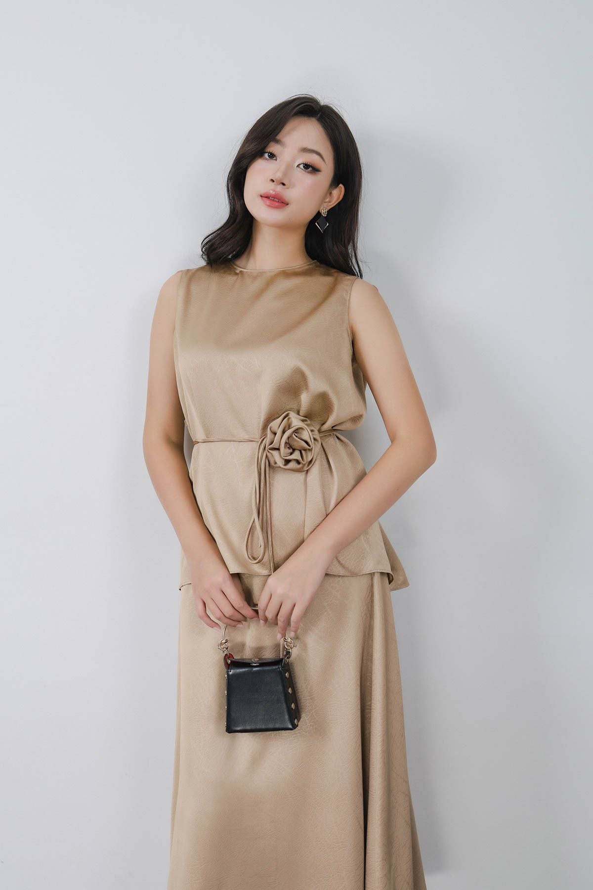 BAS13281 - Áo kiểu sơ mi vải lụa nhung dáng suông cổ tròn không tay eo phối dây hoa tạo kiểu - PANTIO