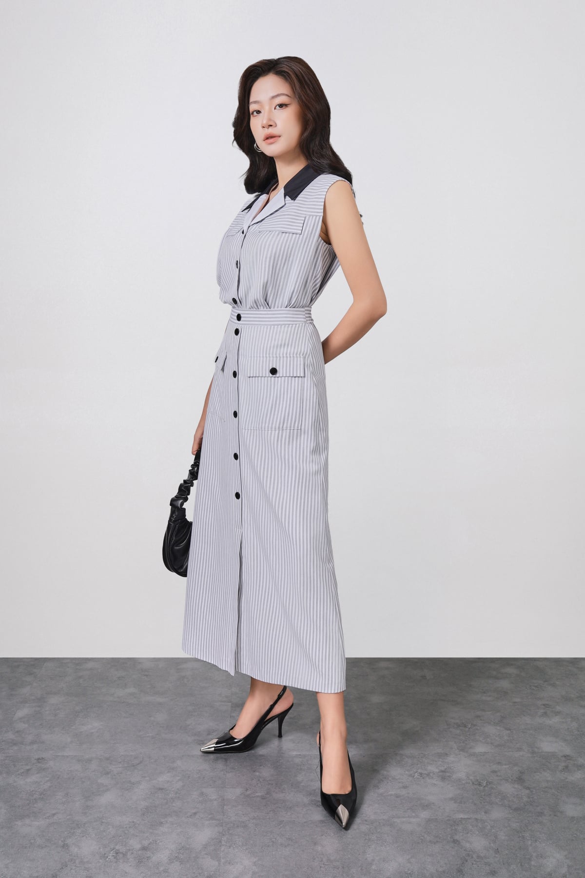 BAS13370 - Áo sơ mi kiểu công sở vải thô kẻ mỏng dáng suông cổ hai ve không tay cài khuy thân trước - PANTIO