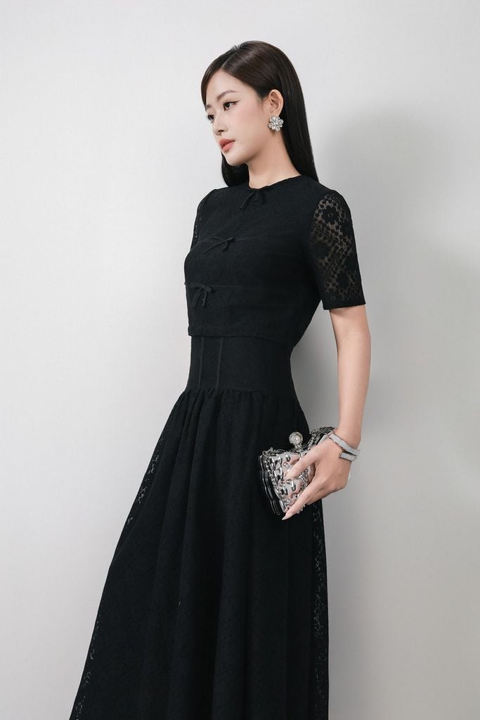 BAS13381 - Áo sơ mi kiểu công sở vải ren hoa dáng croptop cổ tròn tay ngắn thân áo đính nơ tạo kiểu khoá bên hông - PANTIO