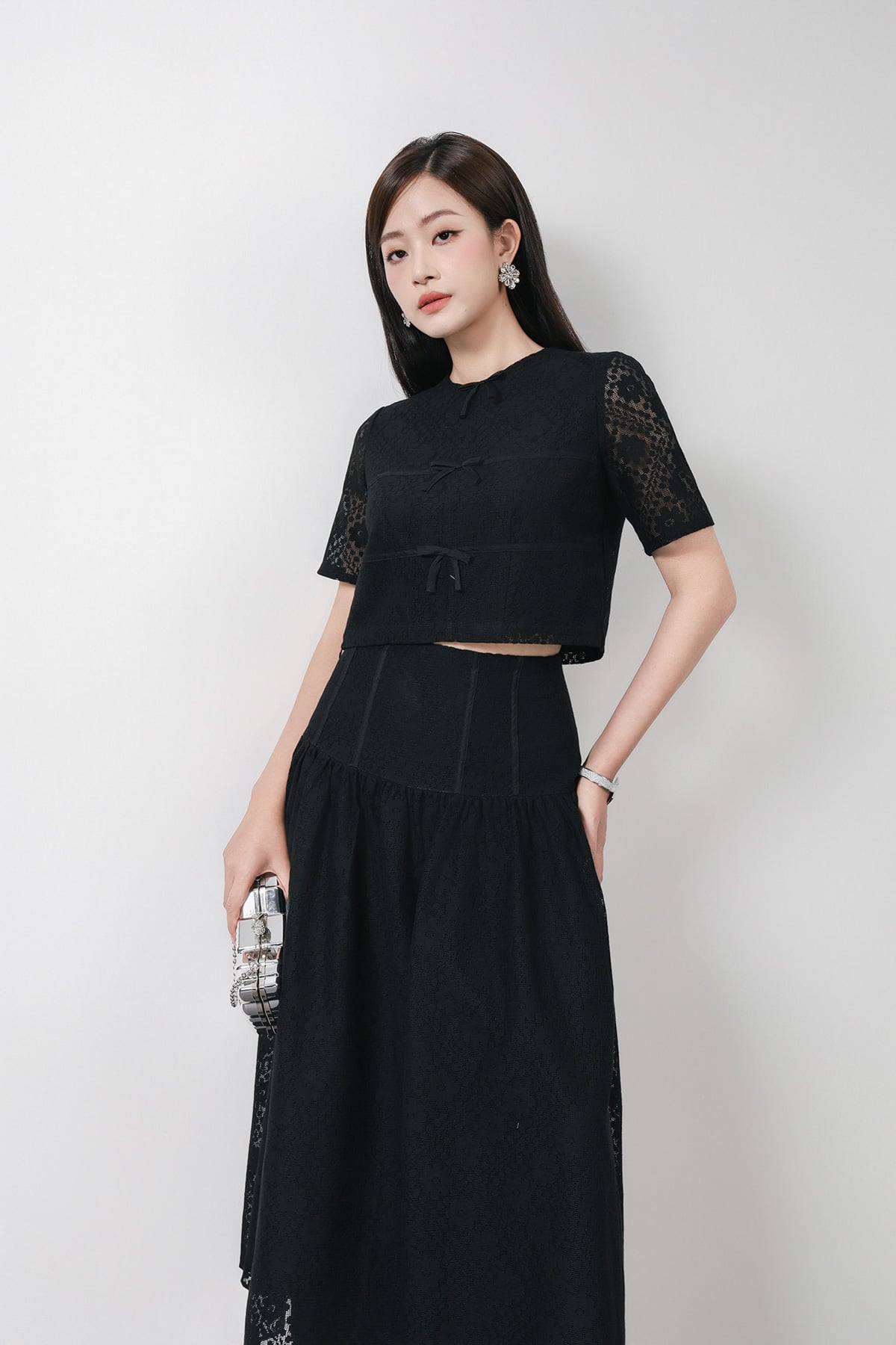 BAS13381 - Áo sơ mi kiểu công sở vải ren hoa dáng croptop cổ tròn tay ngắn thân áo đính nơ tạo kiểu khoá bên hông - PANTIO