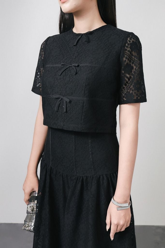 BAS13381 - Áo sơ mi kiểu công sở vải ren hoa dáng croptop cổ tròn tay ngắn thân áo đính nơ tạo kiểu khoá bên hông - PANTIO