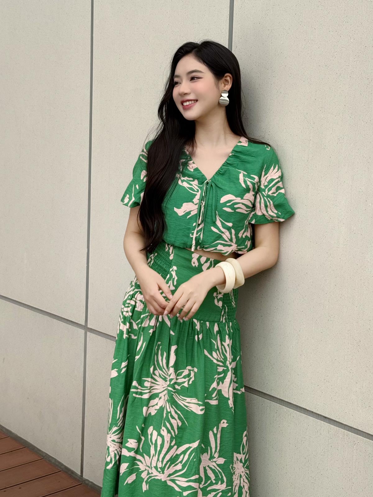 BAS13393 - Áo kiểu dạo phố vải tơ hoa dáng croptop cổ xẻ V phối dây nơ tay bồng nhẹ thời trang - tỷ lệ kèo 8899