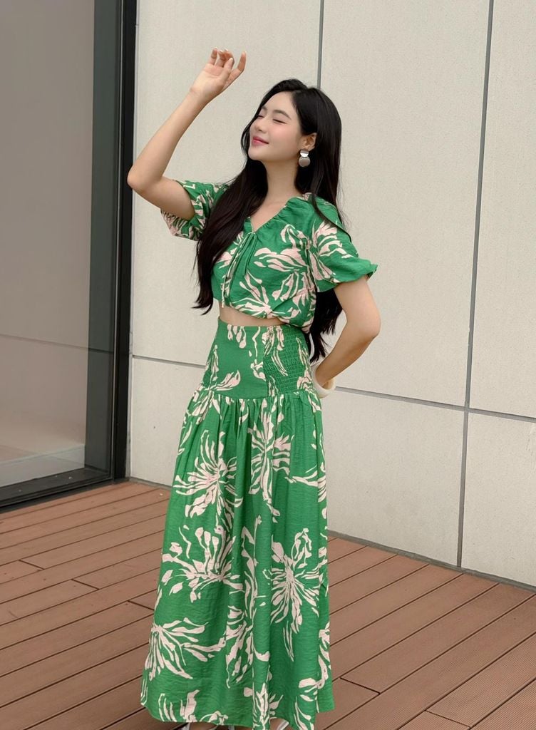 BAS13393 - Áo kiểu dạo phố vải tơ hoa dáng croptop cổ xẻ V phối dây nơ tay bồng nhẹ thời trang - tỷ lệ kèo 8899
