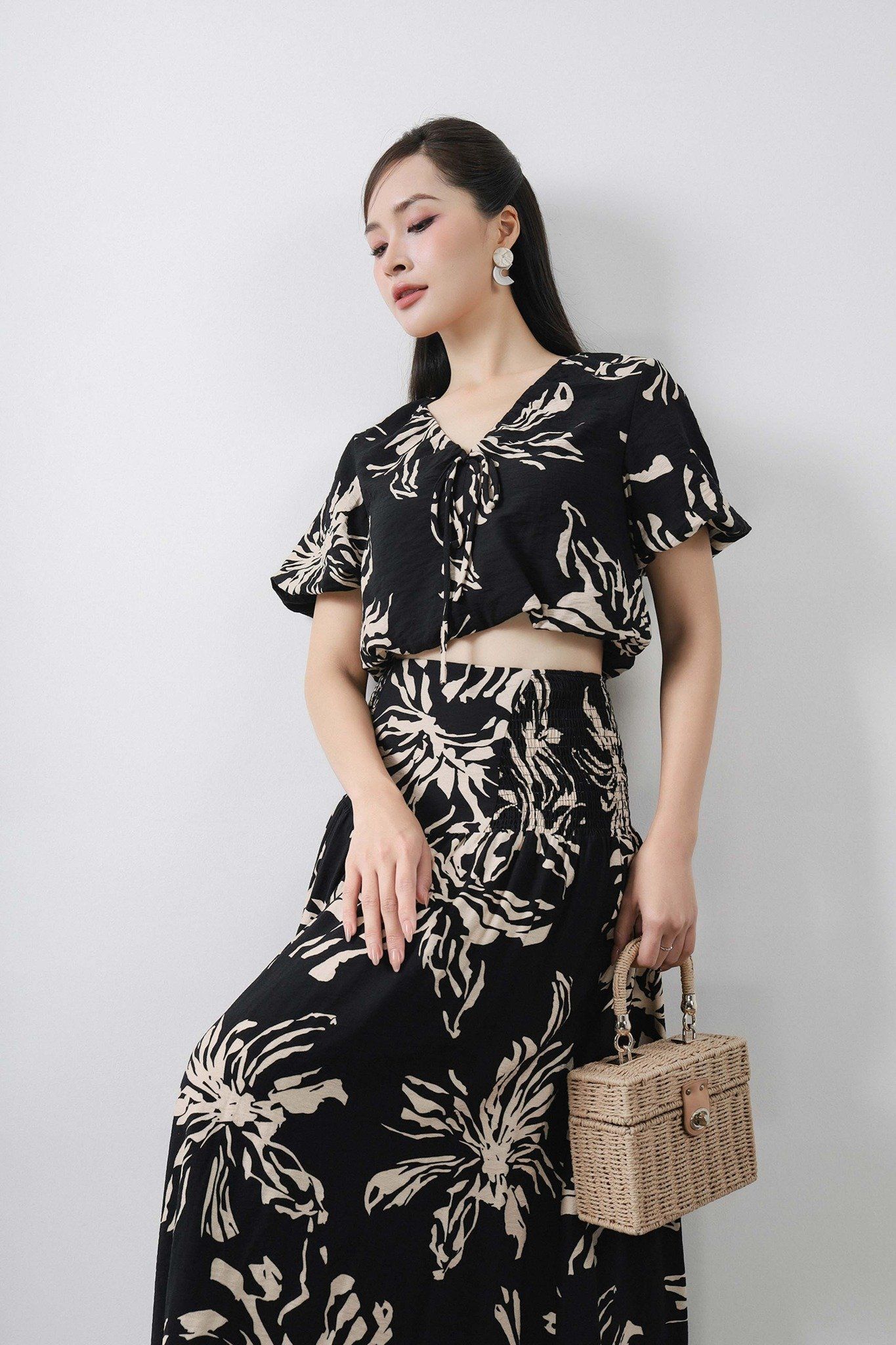 BAS13393 - Áo kiểu dạo phố vải tơ hoa dáng croptop cổ xẻ V phối dây nơ tay bồng nhẹ thời trang - PANTIO