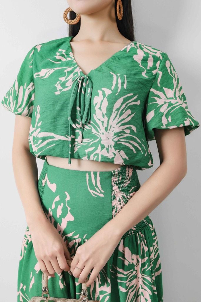 BAS13393 - Áo kiểu dạo phố vải tơ hoa dáng croptop cổ xẻ V phối dây nơ tay bồng nhẹ thời trang - PANTIO